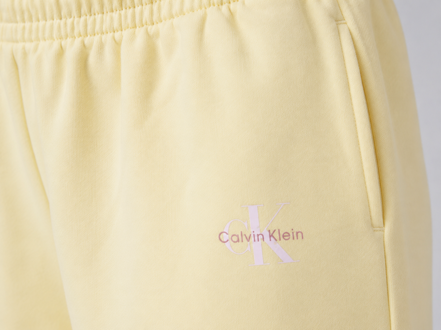 Conjunto Calvin Klein amarillo logo